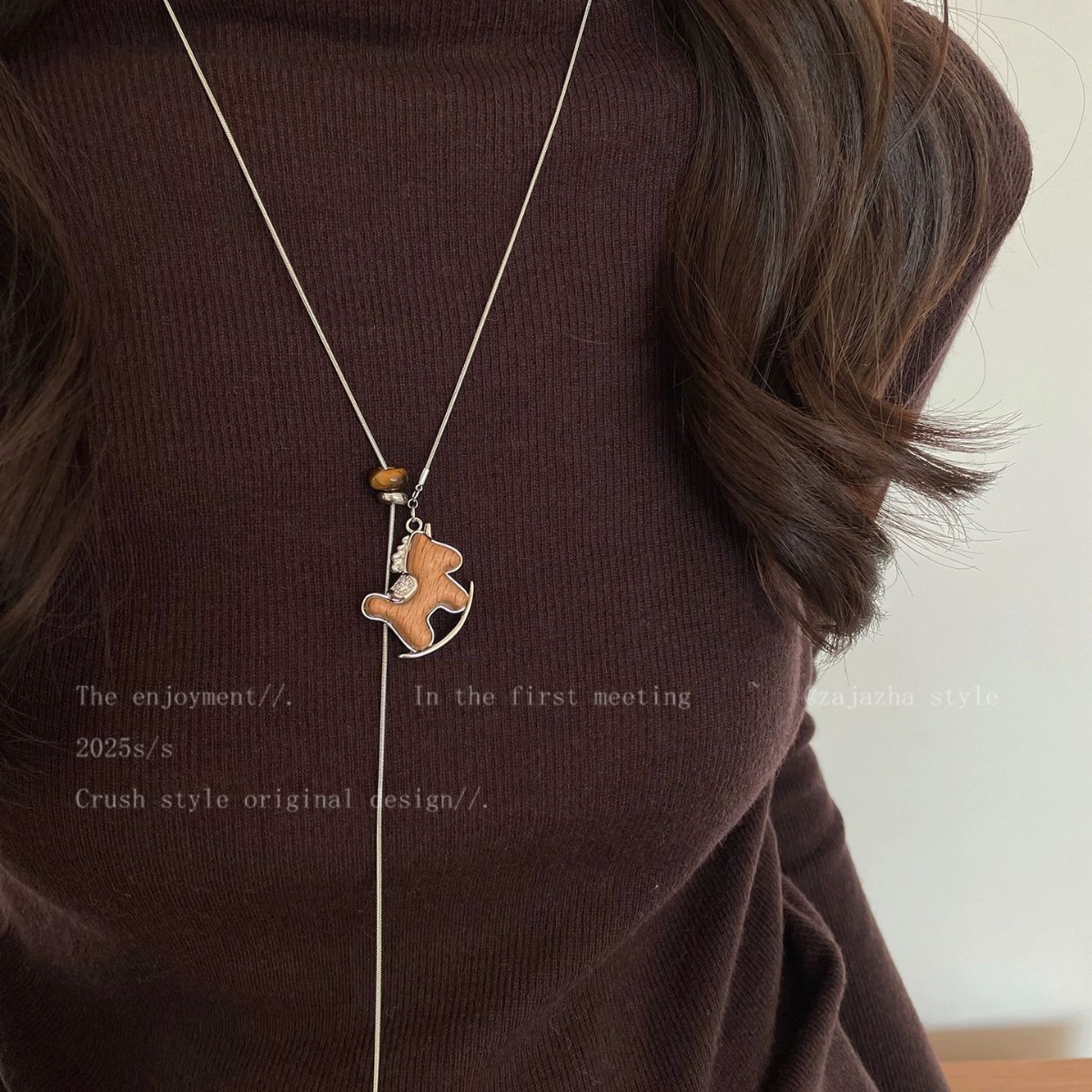 Collier pendentif poney en bois pour femme, collection automne-hiver 2026, chaîne pull longue, accessoire vintage porte-bonheur inspiré du zodiaque chinois._voghion.com