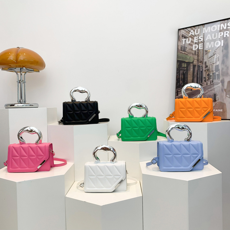 Bolso de textura de diamante para mujeres 2024 nuevo pequeño bolso de mano duro fresco, bolso cuadrado de moda de color sólido de un solo hombro.