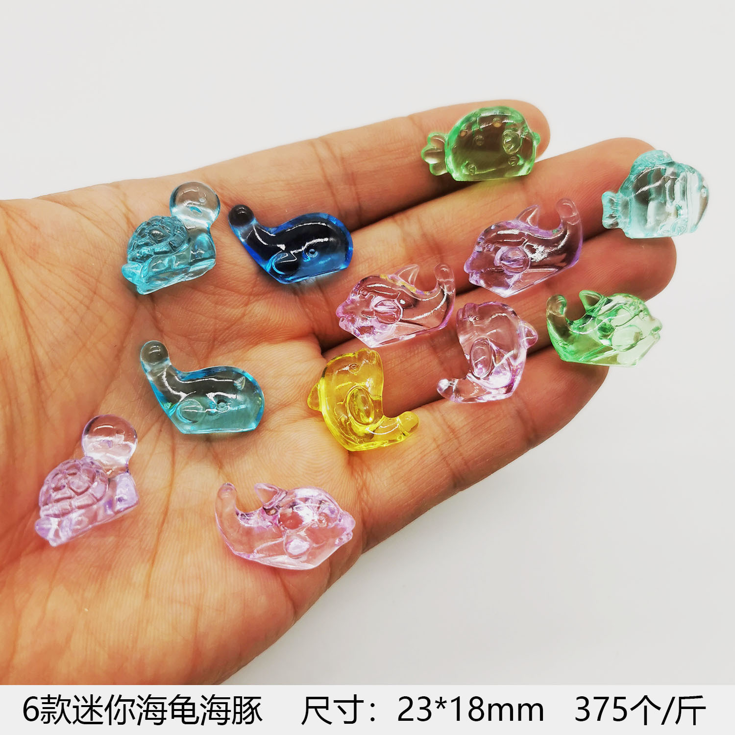 遊園地のキャッチャーは水晶の玉のアクリルのペンギンの子供の遊びのアクセサリのアクリルの子犬をまねます。