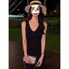 2025夏季新款时尚黑色挂脖V领波点背心连衣裙女收腰显瘦包臀长裙