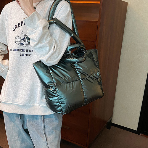 Large-capacity bag for women  new summer versatile simple shoulder bag texture portable class commuting tote bag