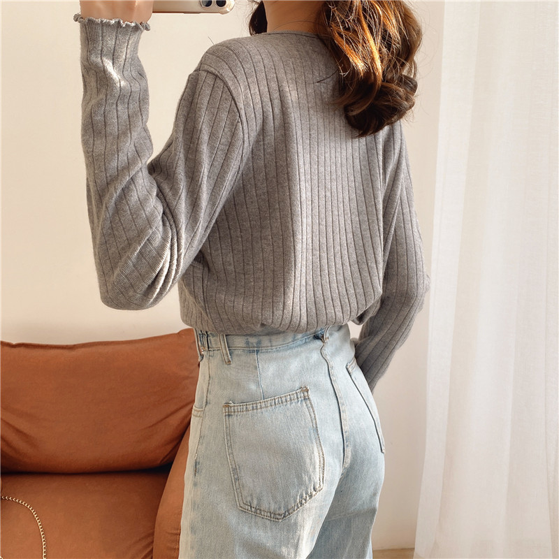 授乳用の底のシャツの産後の乳の服の中でvネックの上着を掛けます。|undefined