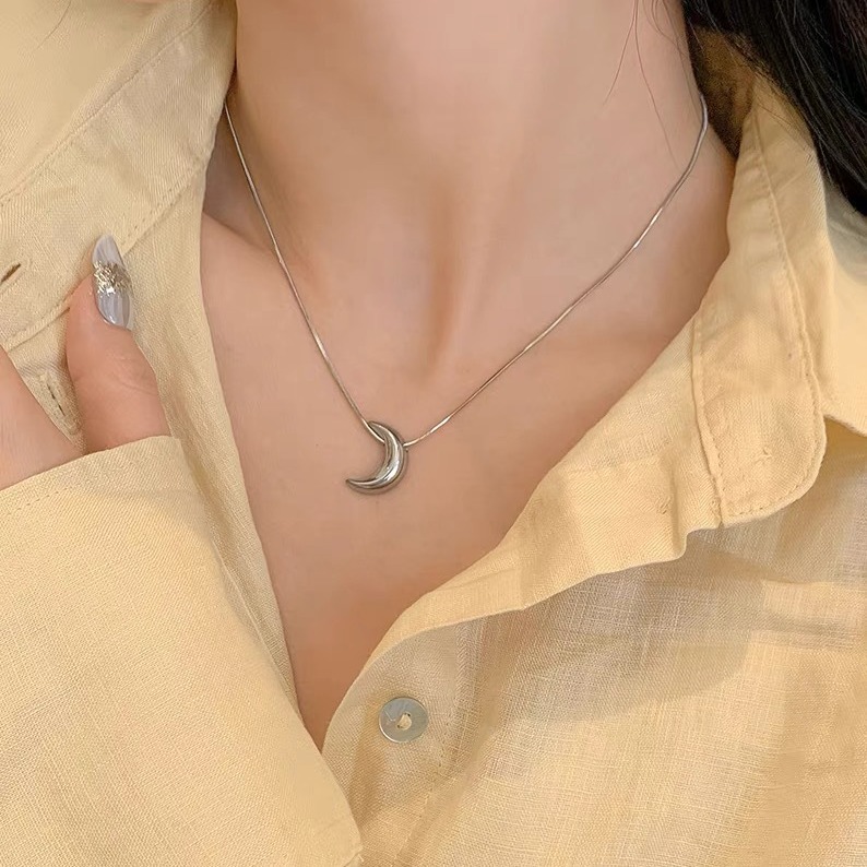 Collier pendentif lune en acier titane et cordon en cuir_voghion.com