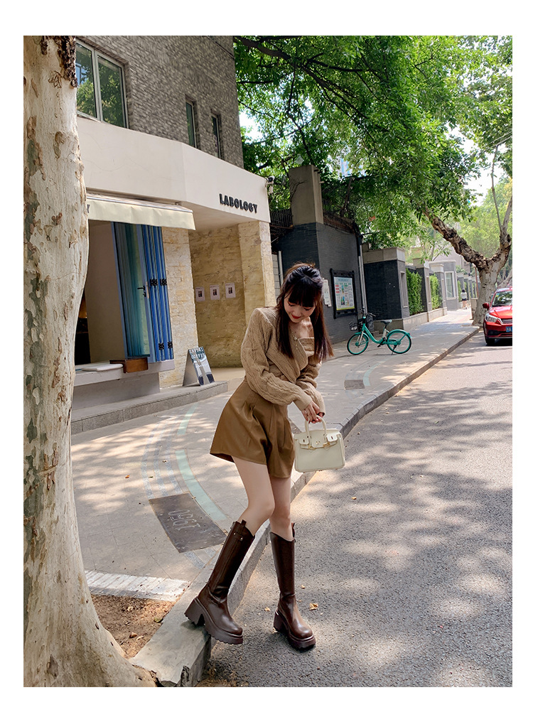 Boot nữ cổ cao mũi tròn gót vuông dày 9 cm, phong cách kỵ sĩ V-cut — Ống lớn màu nâu sẫm lót một lớp chi tiết 33