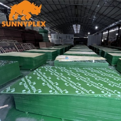 Las ventas directas de fábrica de madera contrachapada con película verde resistente al desgaste se pueden utilizar varias veces.