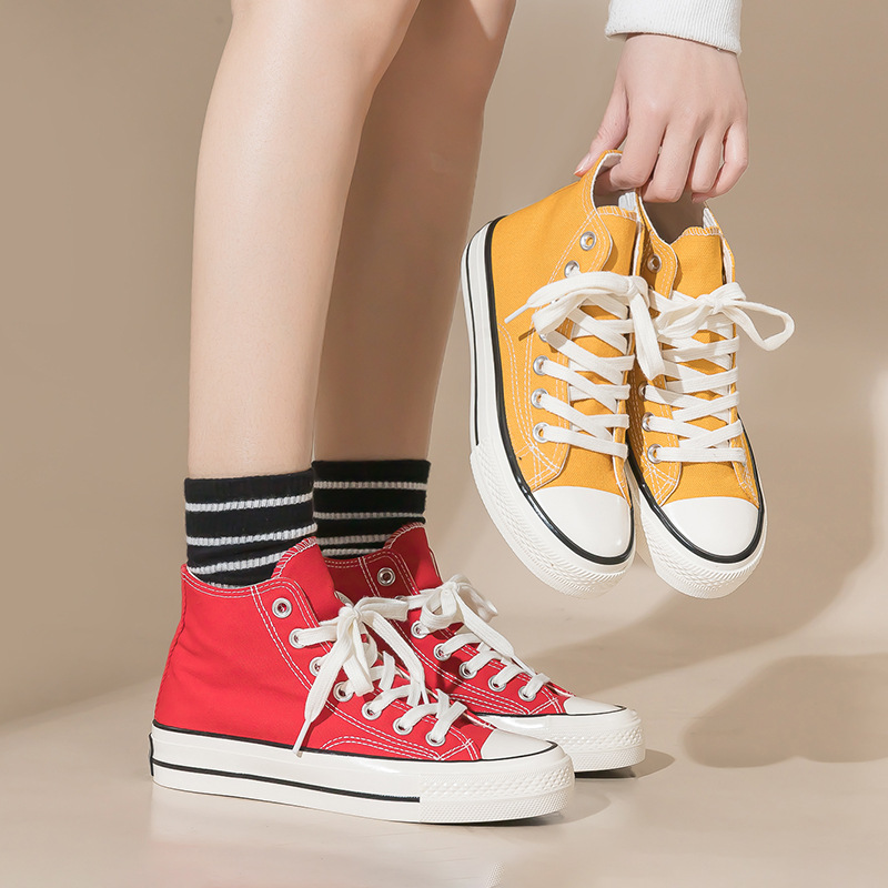Año Nuevo 2026, zapatos de lona de alto nivel rojo para mujeres, zapatos casuales con suela de goma, moda de zapatos de alto nivel transpirables.