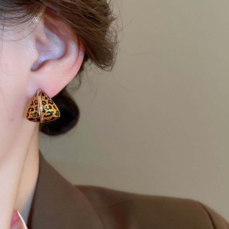 Boucles d'oreilles à clous géométriques à imprimé léopard en or véritable plaqué or haut de gamme, boucles d'oreilles rétro, boucles d'oreilles à la mode et au tempérament_voghion.com