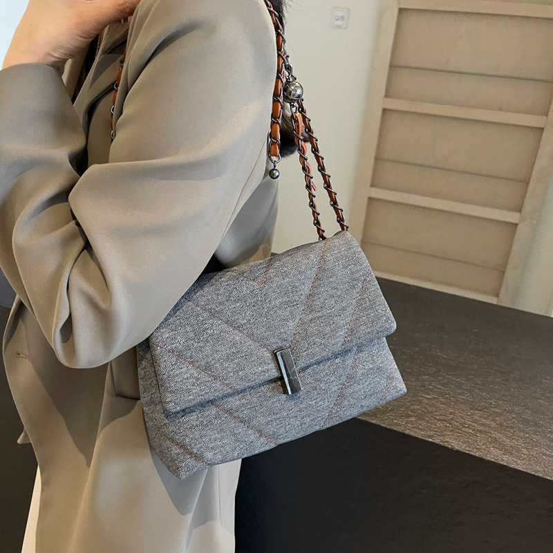 Bolso bordado simple para mujeres 2024 nuevo bolso cuadrado de cadena de estilo general, sensación de alto nivel retro viaje de hombro mochila