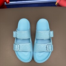 ��ʿ�ߙn��ɫ��וr��һ���ϛ�Ь͸�����e����һ�w��������������