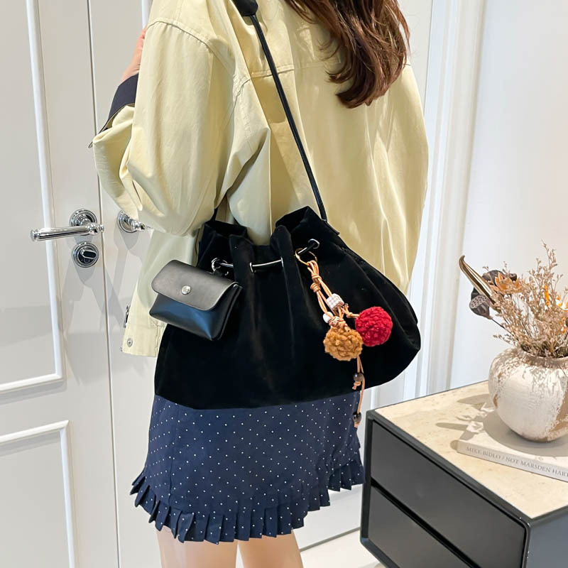 Bolsa de invierno de mujer 2025 nuevo estilo de moda de alta calidad sensación ligera de lujo bolso de cubo de cuerda de dibujo bolso de hombro