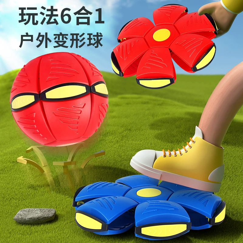 Встряхните ту же модель, наступающая на мяч, детская нога, наступающая на деформирующий шар