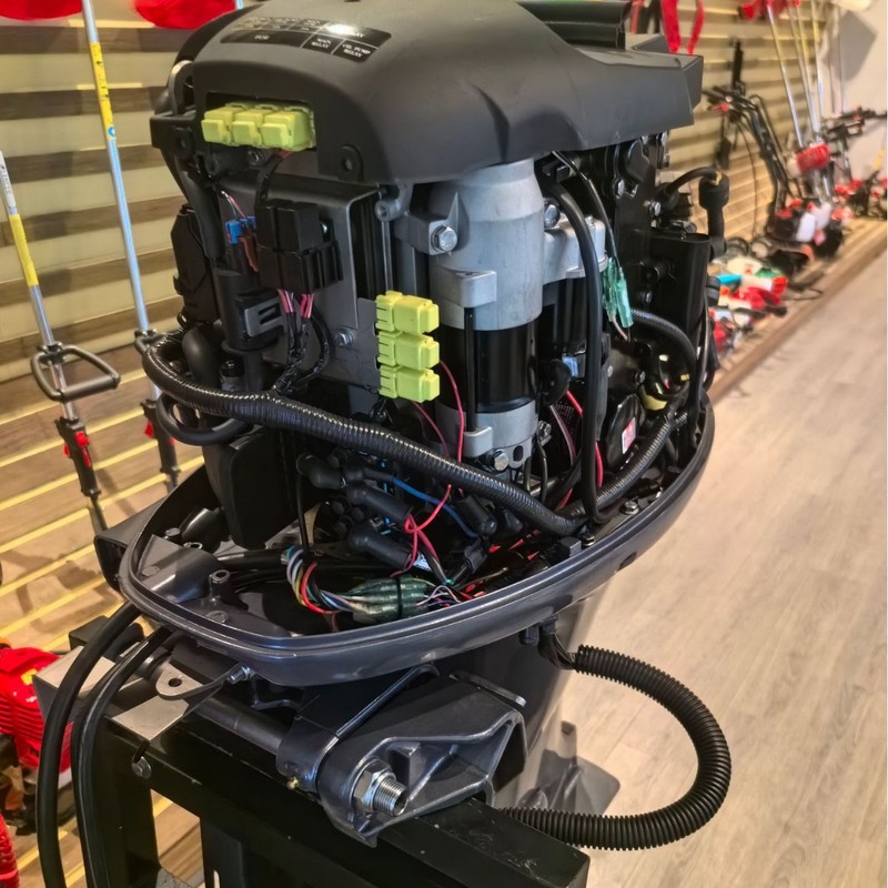 ヤマハ フロント操作 2 ストロークおよび 4 ストローク 60 馬力船外機 YAMAHAS F60 船舶用モーター|undefined