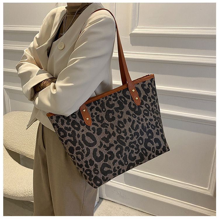 Large Capacity Bag Women's Bag Autumn And Winter 2021 New Fashion Shoulder Bag Leisure Commute Simple Design Tote Bag display picture 3