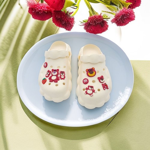 Cross-border Amazon hole shoe accessories DIY cartoon new creative matching shoe buckle INS strawberry bear set