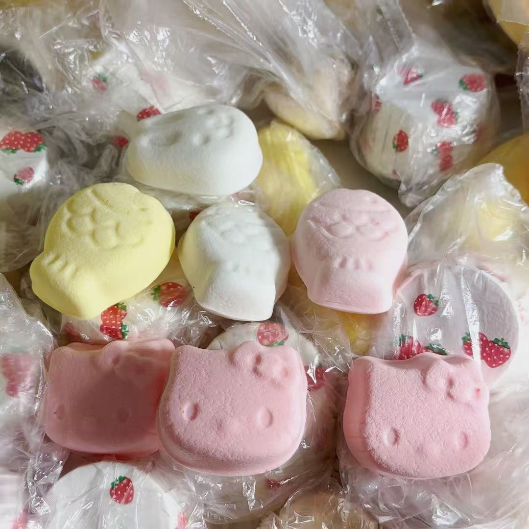 무작위로 젖고 부드러운 색상의 만화 느린 리바운드