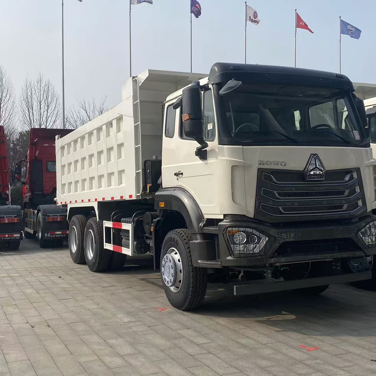 Howo 6X4 Dump Truck, 371 Horsepower Mining Rear-Dump Dump Truck, Rear Eight-Wheel Sand and Gravel Self-Unloading Engineering Vehicle
