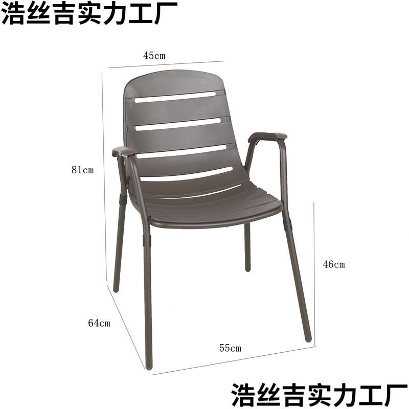 Una silla de resina de tiras transversales marrones comienza a enviar dos veces.