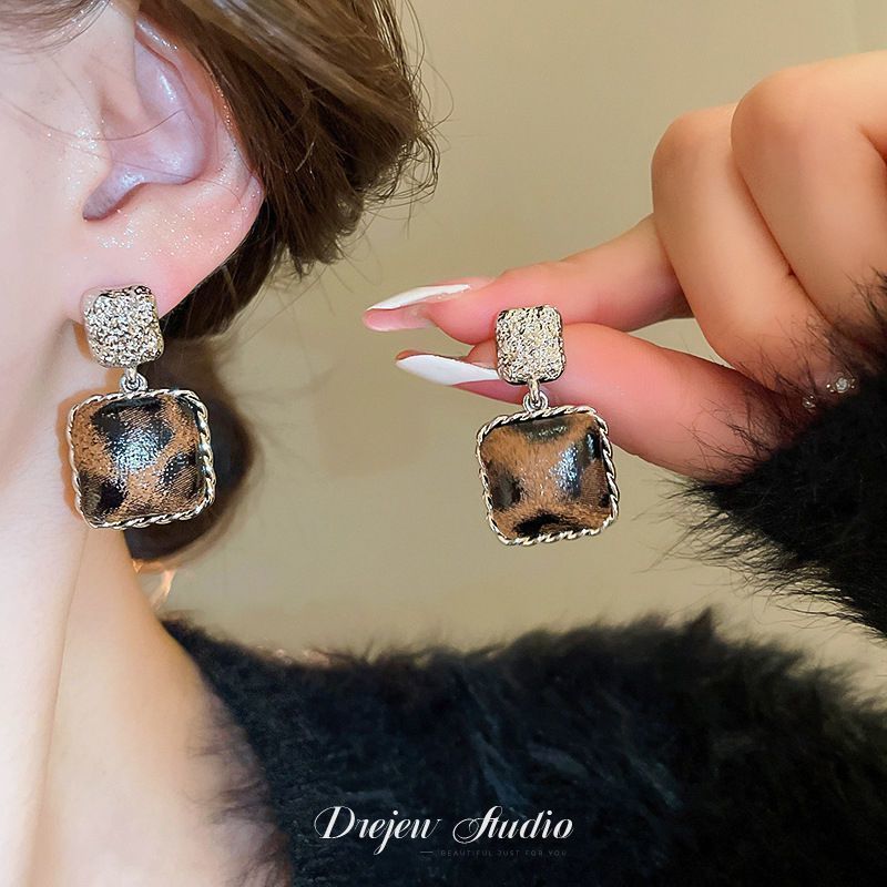 Pendientes de círculo geométrico con estampado de leopardo con aguja de plata Pendientes de personalidad de moda de todo fósforo retro europeo y americano Pendientes de todo fósforo de nicho al por mayor