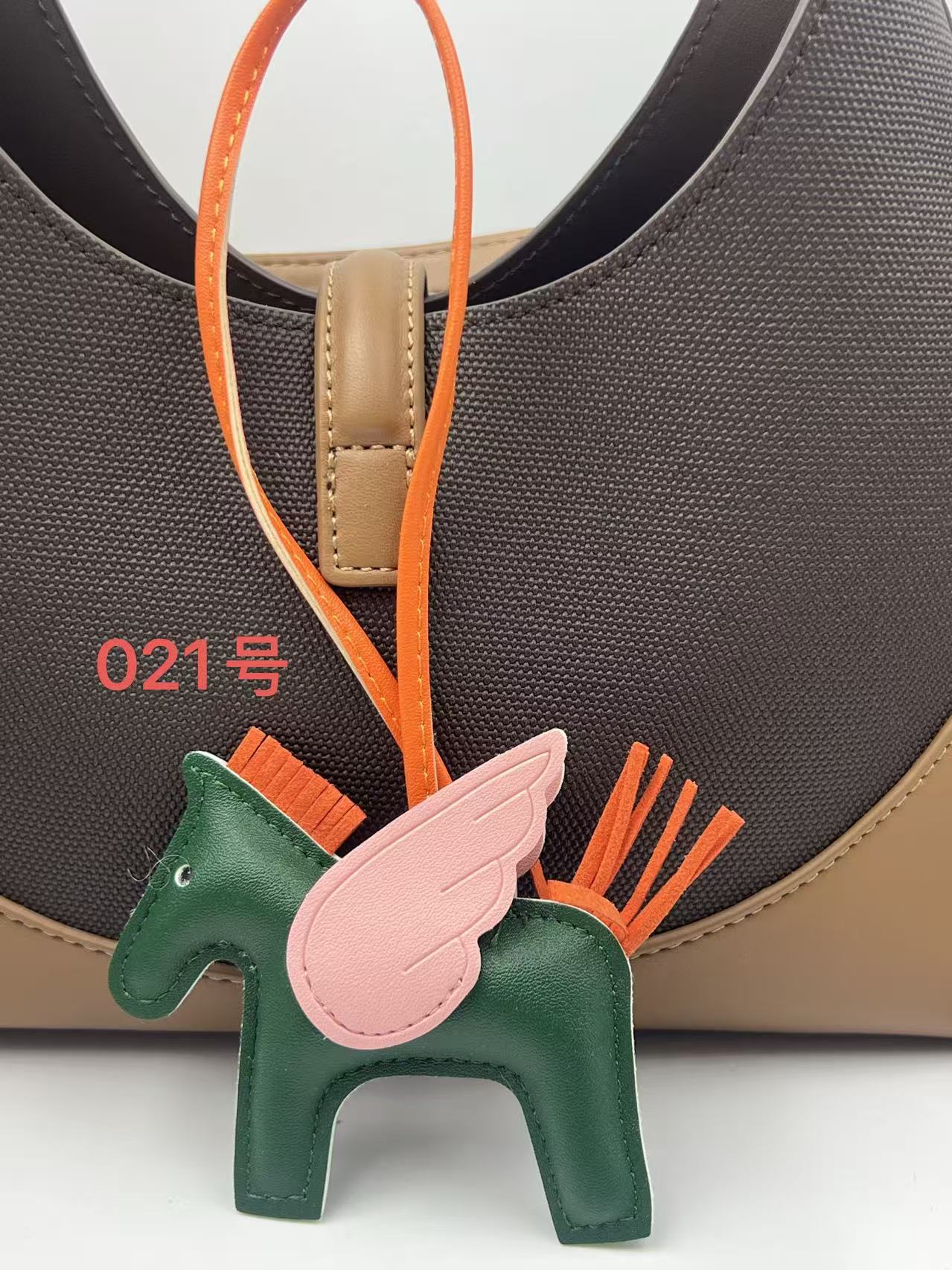Colgante de bolsos Pegasus Mini Colgante de bolsos de estilo simple llaver de cuero image 26