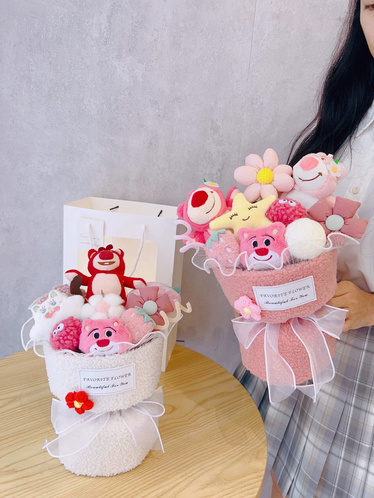 Плюшевый букет (Sanrio) клубничный плюшевый набор, 30–33 см — подарок на День святого Валентина и день рождения