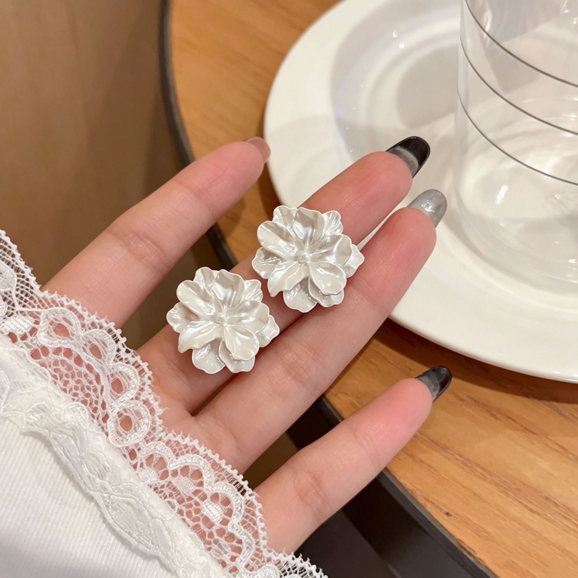 169#白山茶花蚊香盘耳夹