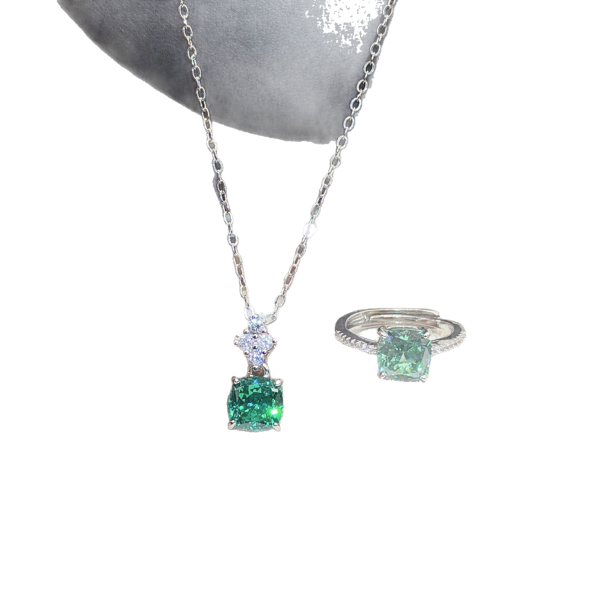 Set ketting met prinses hanger en eenvoudige emerald ring_voghion.com