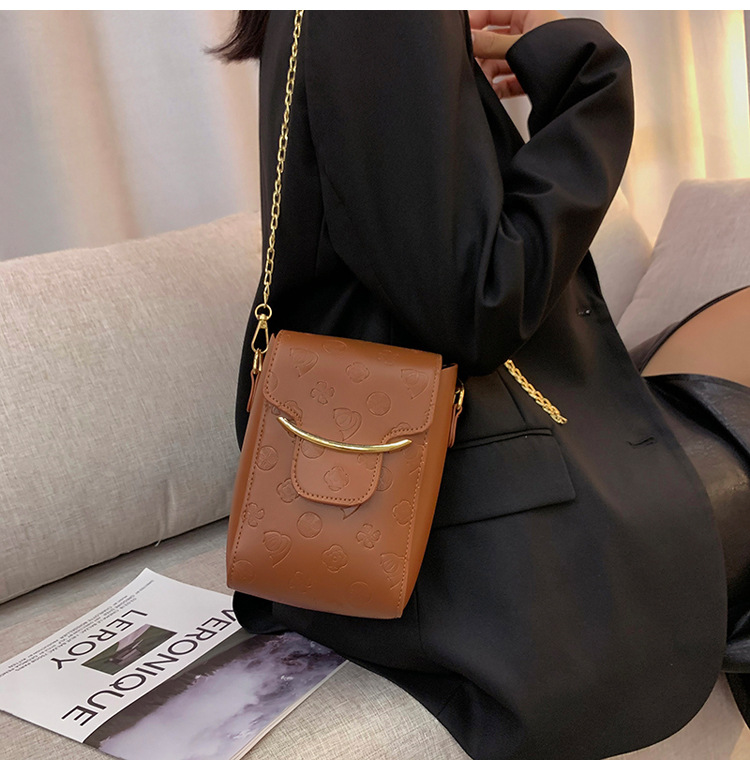 Autumn 2021 New Fashion Chain Messenger Mobile Phone Bag display picture 12