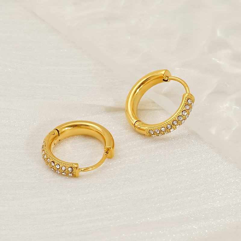 Anillo de pigmento dorado transfronterizo con pendientes de diamantes para mujer Pendientes de acero inoxidable de alta calidad de otoño e invierno Estilo europeo y americano Pendientes de alta gama para mujer