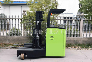 Four-way omnidirectional 360 long cargo handling profile car station driving forward electric forklift side
