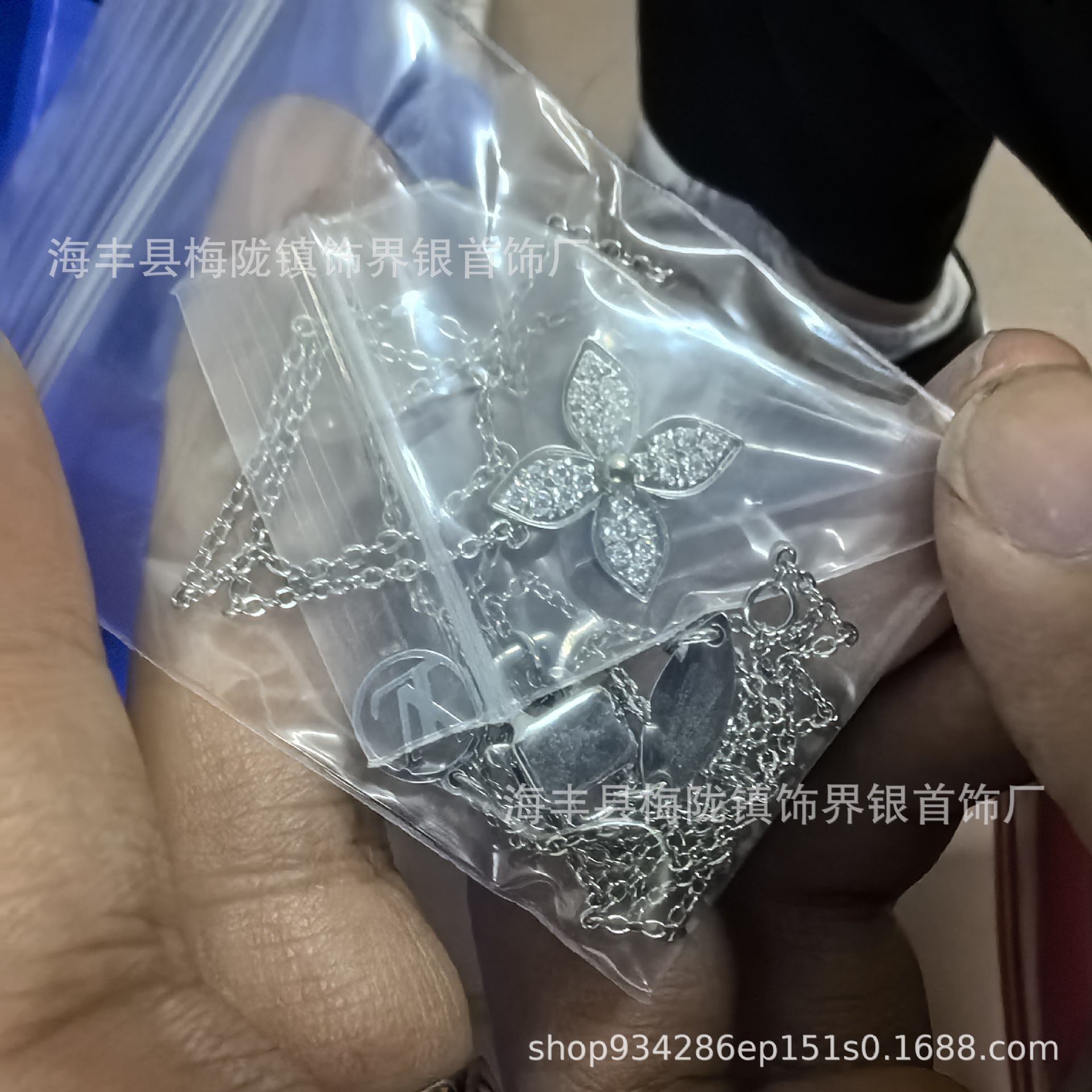 Donkey Familyの新作高級版四つ葉のクローバー五花ブレスレット、女性用18金メッキ、オールドフラワーパウダーシェルネックレス、アマゾナイトイヤリング