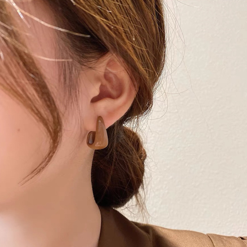 Retro French geometric ear jewelry gentle Hong Kong style milk tea color s925 silver needle temperament Joker autumn and winter earrings wholesale