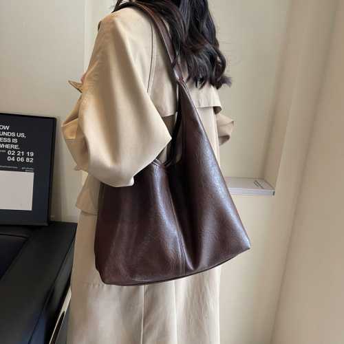 South Korea's large-capacity commuting class has a high-end feeling. Brown tote bag. Women's 5 new shoulder and armpit bag.