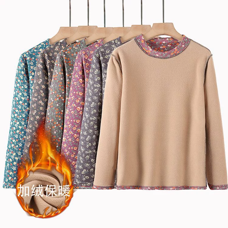 Женщины среднего и пожилого возраста в осенней одежде