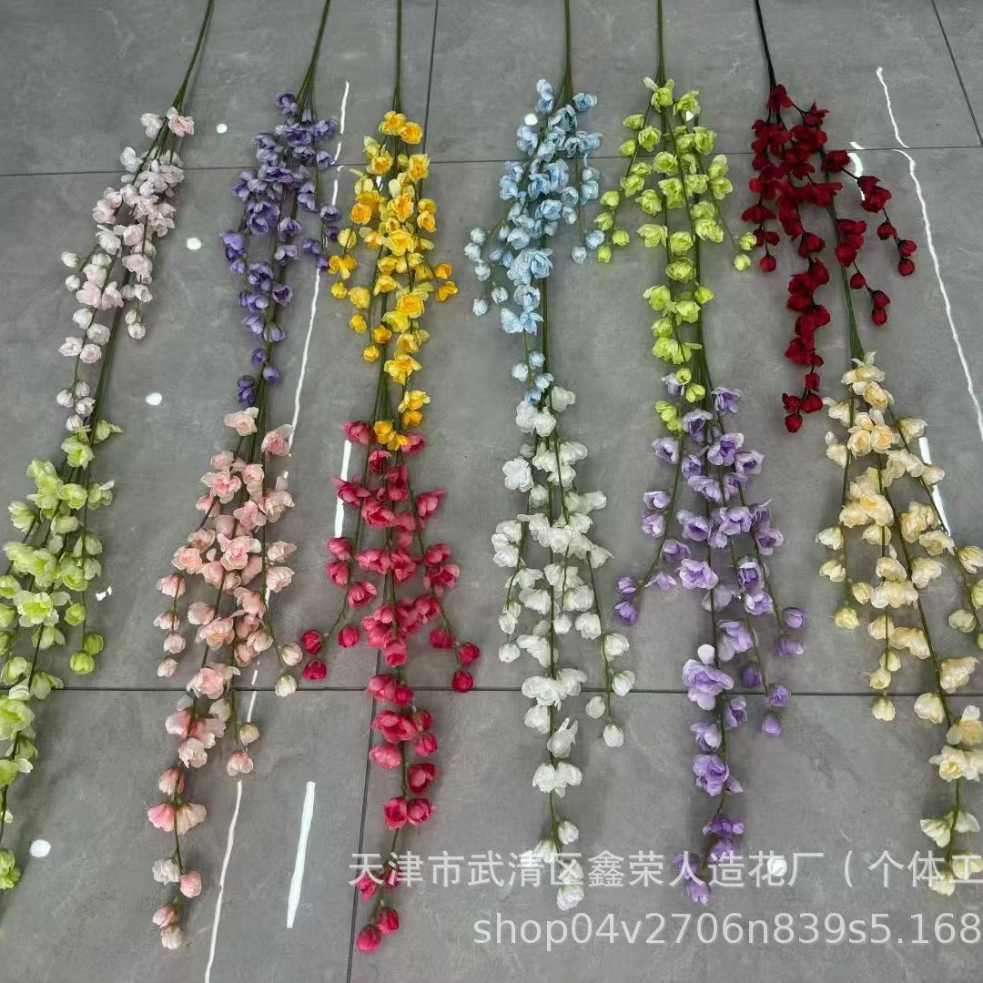 Simulación de 4 ramas altas flores de línea violeta decoración de bodas sala de flores de seda techo alto material floral camino de guía de flores