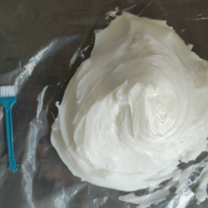 Белая смазка для автомобильных окон