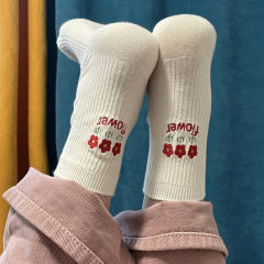 後跟刺繡小花襪子女 雙針純色黑白ins潮女襪中筒襪舒適百搭堆堆襪