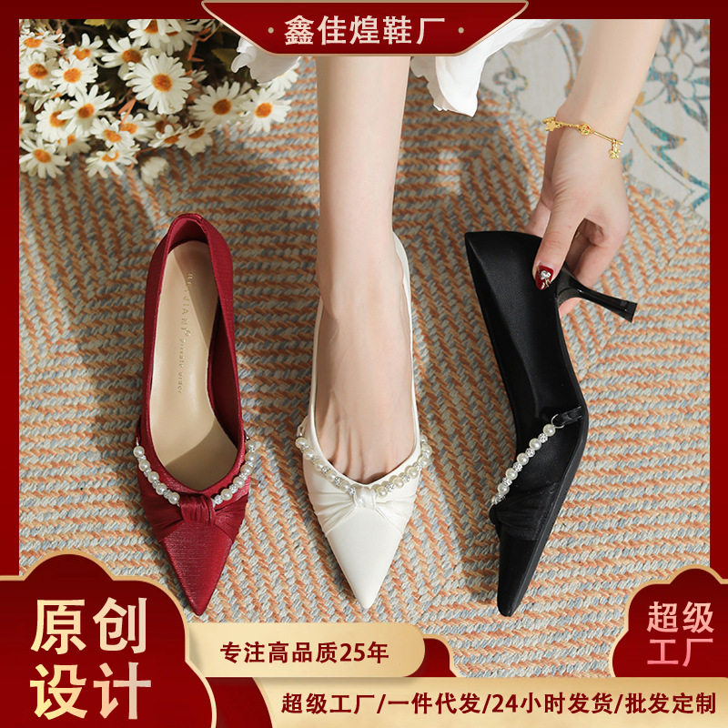 Giày cao gót nữ mũi nhọn gót nhọn thắt nơ ngọc trai, giày cưới cô dâu chất liệu satin, gót 6–8 cm — Màu trắng be, Màu đen, Màu đỏ rượu