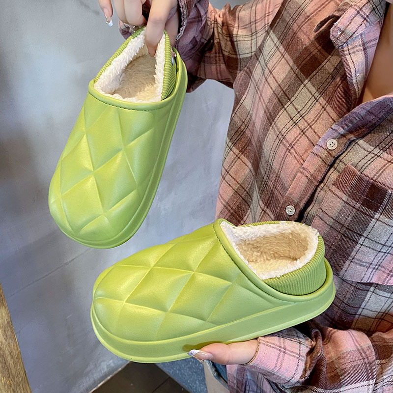 Nuevas zapatillas de algodón impermeable de invierno para mujeres en el hogar bolsa de peluche antideslizante doméstica tacones zapatos de algodón de fondo grueso para hombres al por mayor invierno