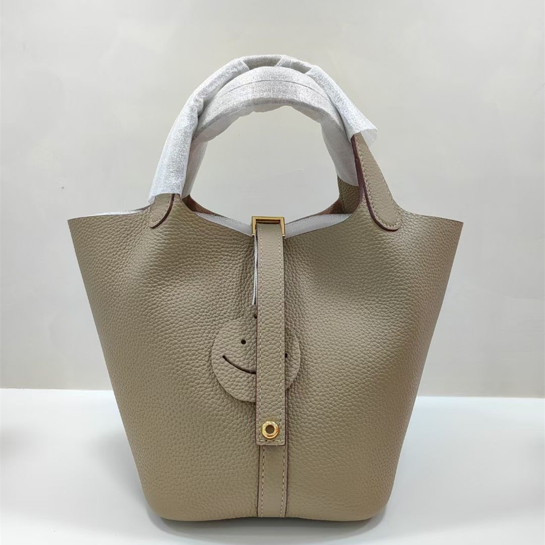 Bolso tipo cesta de cuero con diseño de dos colores, estilo cubo