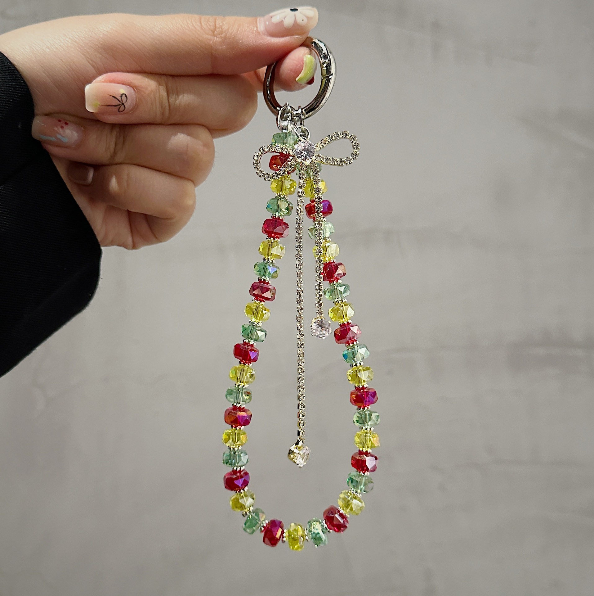 Boutique hecho a mano de alta gama para teléfono móvil cadena ins pulsera de diamantes de color femenino cordón de teléfono móvil de moda colgante de bolso corto
