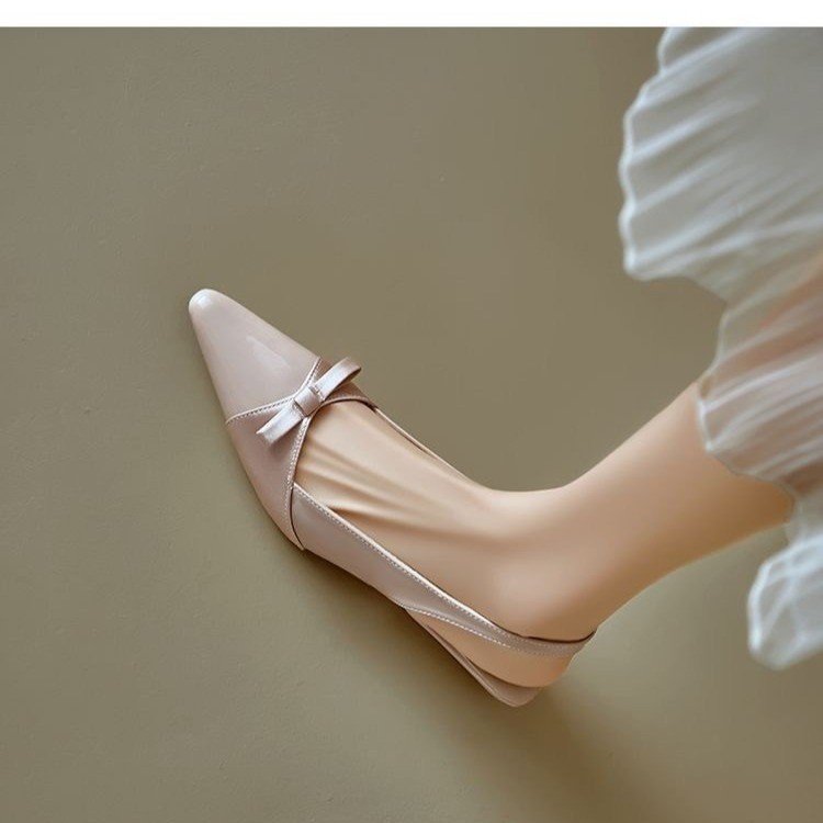 2026 nuevos zapatos de mujer de verano franceses temperamento universal suave arco ligero sandalias de punta