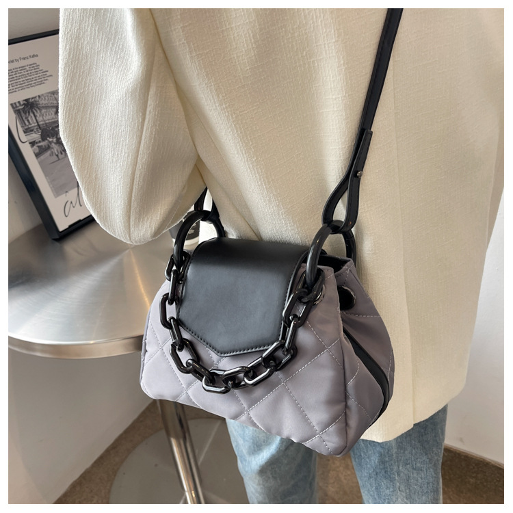 Nylon Cloth Bag Autumn And Winter New Trendy Lingge Chain Messenger Bag display picture 3