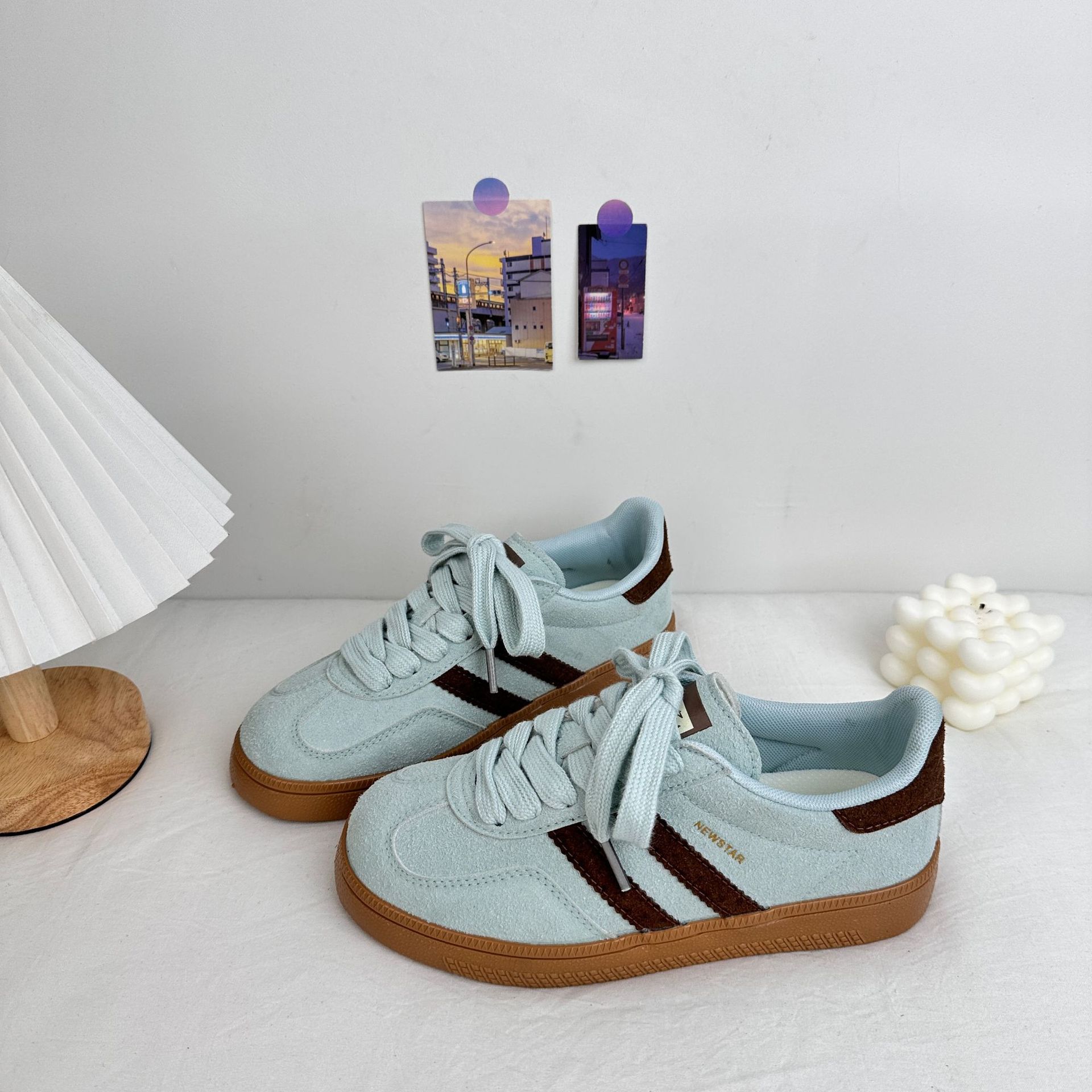 Yuanbo 2025 primavera nuevo estilo zapatos de entrenamiento alemanes de corte bajo estilo femenino de Hong Kong zapatos de lona estilo universitario de nicho zapatos casuales de tabla Harajuku generación