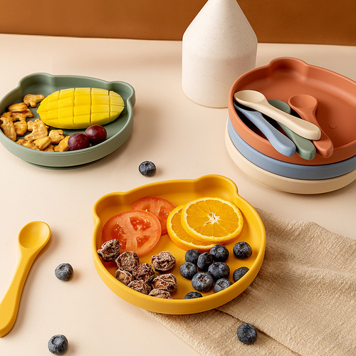 儿童硅胶餐盘可爱小熊辅食碗家用餐具套装一体式吃饭餐盘自主进食