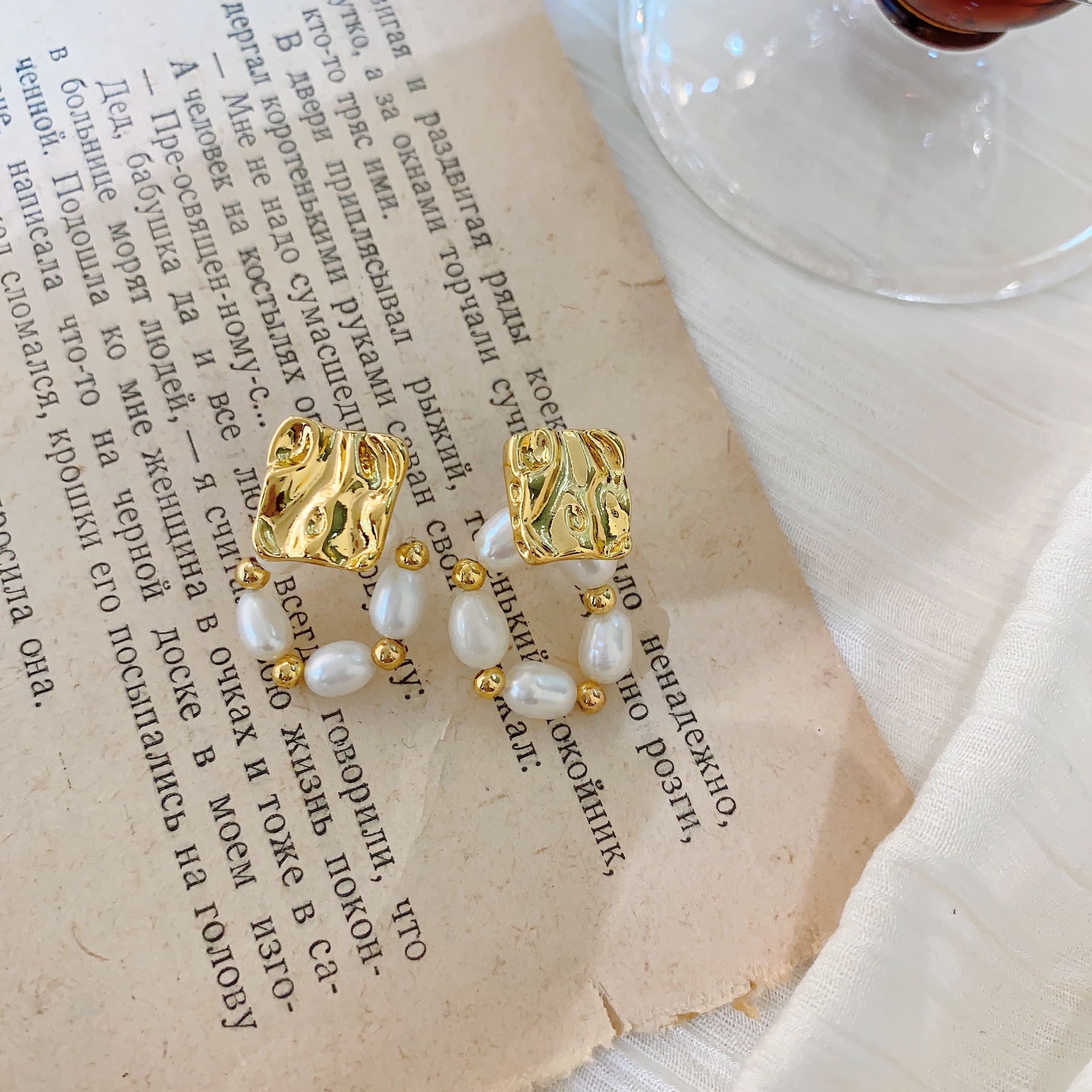 Style de créateur, individualité, style froid, boucles d'oreilles carrées en métal, tempérament, cercle de perles d'eau douce et petit sens du design._voghion.com