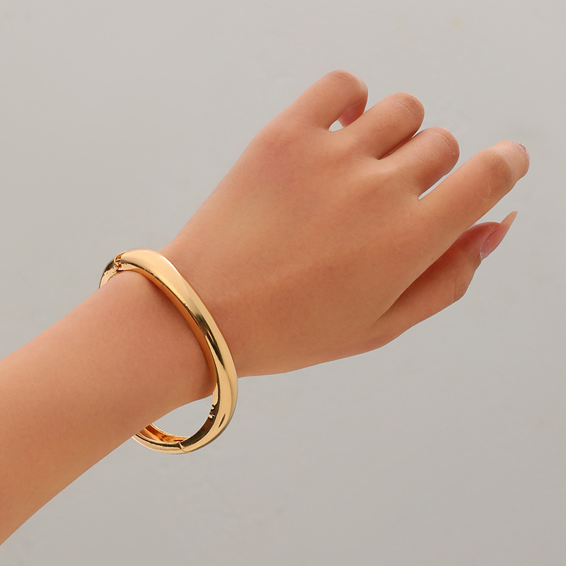 Joyería popular transfronteriza europea y americana, simple y moderna, pulsera de metal hueca de borde ancho, única y llamativa.