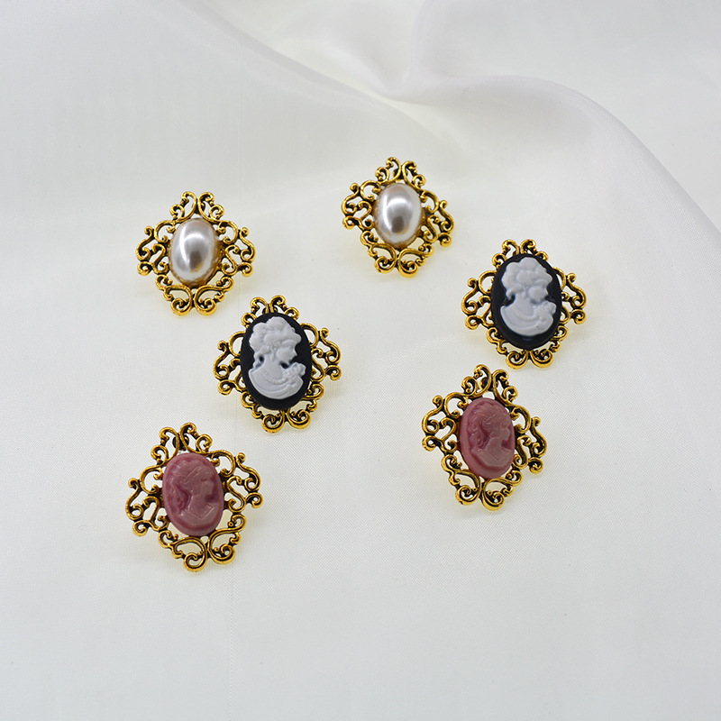 Retro Baroque Pearl Earrings display picture 3