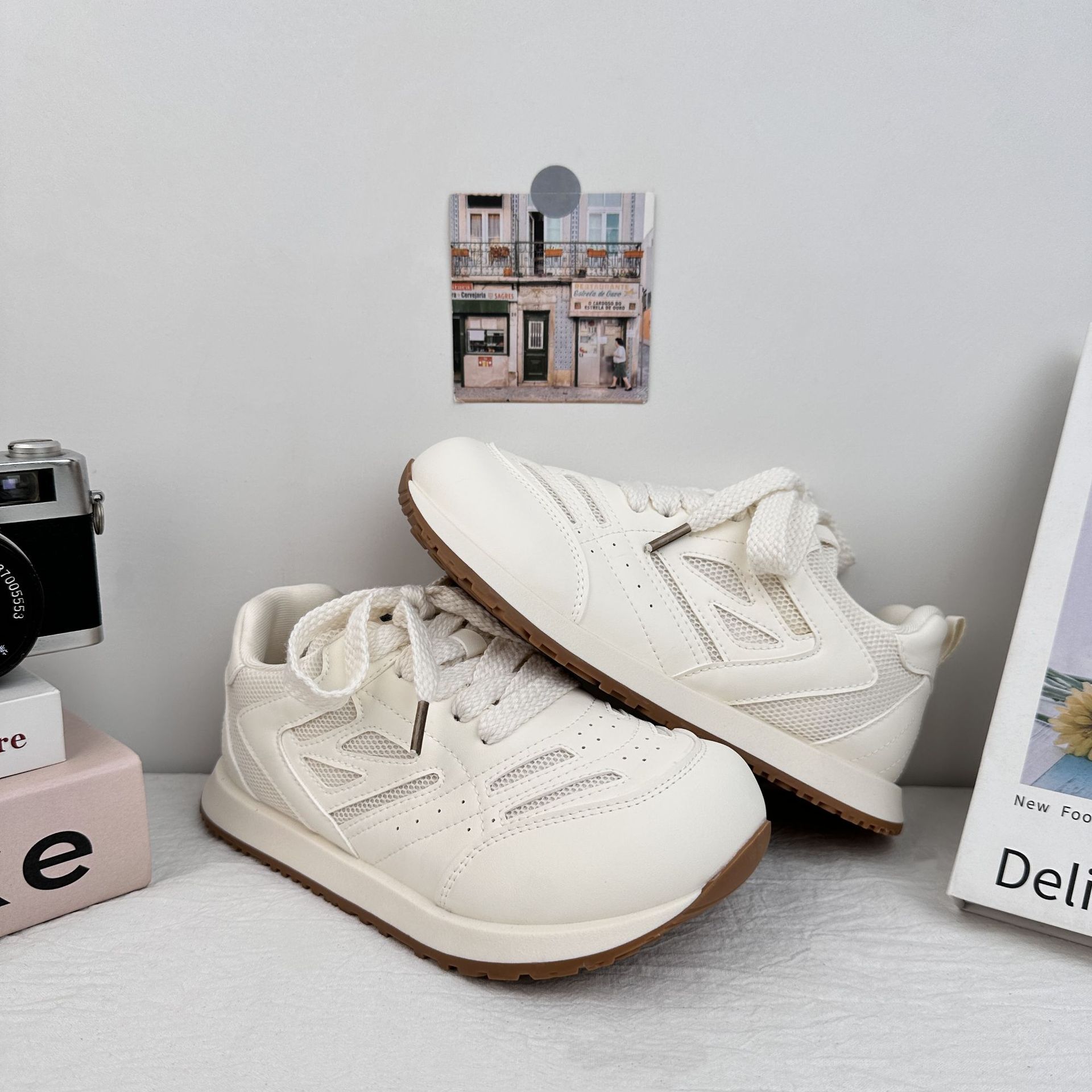 Zapatos de skate Yuanbo para mujeres 2025, verano nuevo nicho transpirable, zapatos chicos, zapatos casuales con suela gruesa, zapatos blancos pequeños