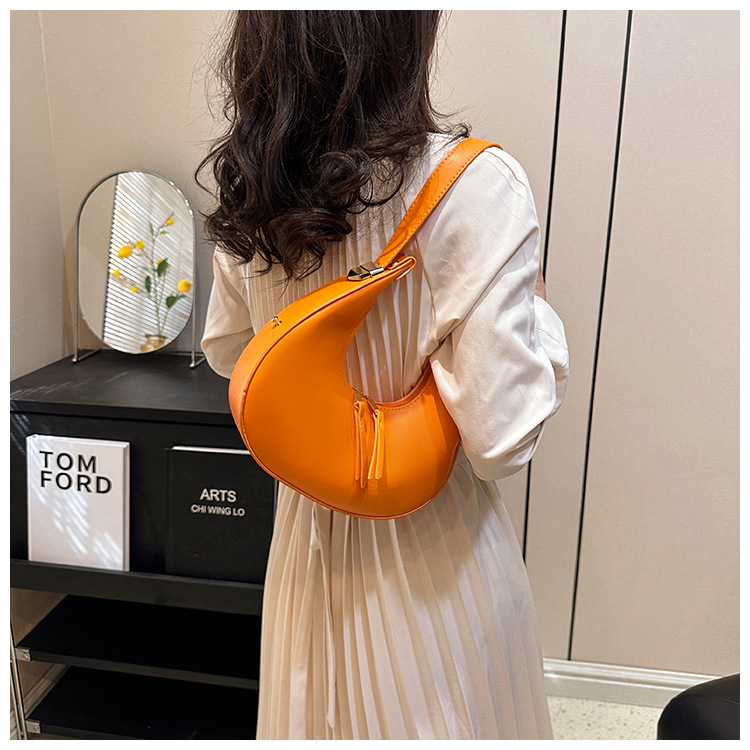 Koreanische Halbmondtasche 2024 Neue Modetasche Retro Internet Celebrity Beliebte einfache Handtasche Vielseitige Umhängetasche Großhandel_voghion.com