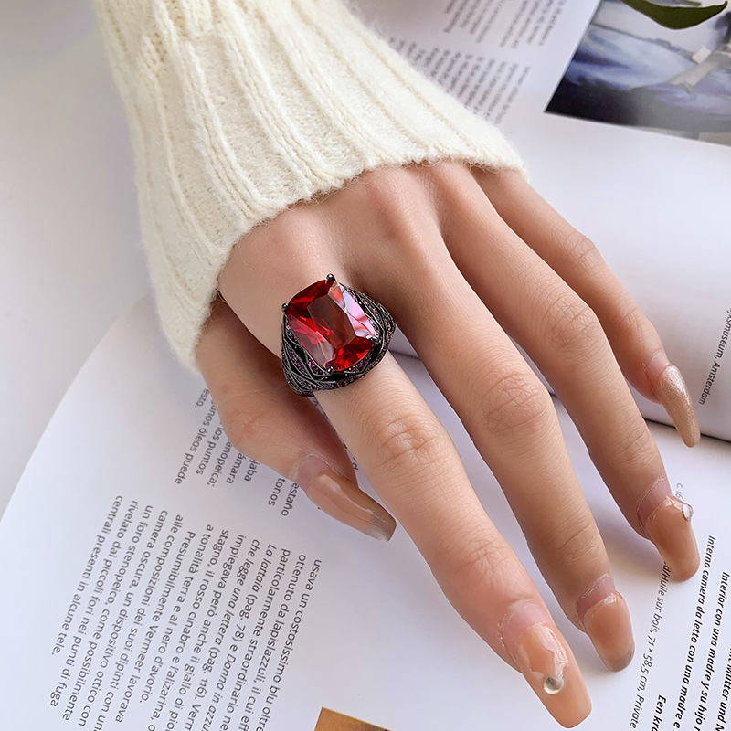 2024 nueva joyería Zhuang Shengsheng fondo de cobre chapado en oro simulación corindón gordo rectangular oro negro anillo retro mujer 12*16